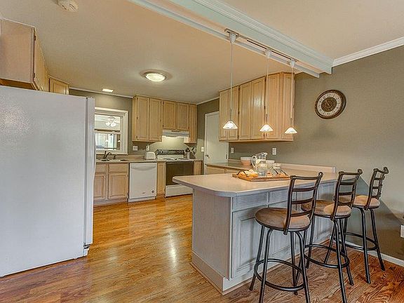 4th image of 6 Peabody Dr