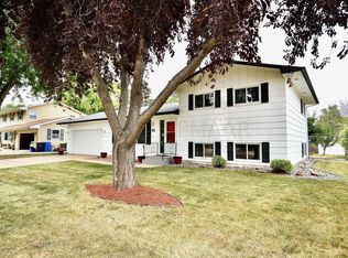2432 Lilac Ln N, Fargo, ND 58102