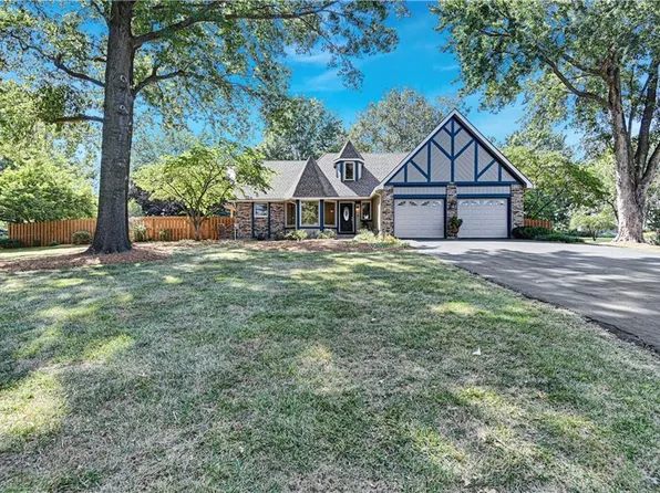 19800 Birch St, Stilwell, KS 66085