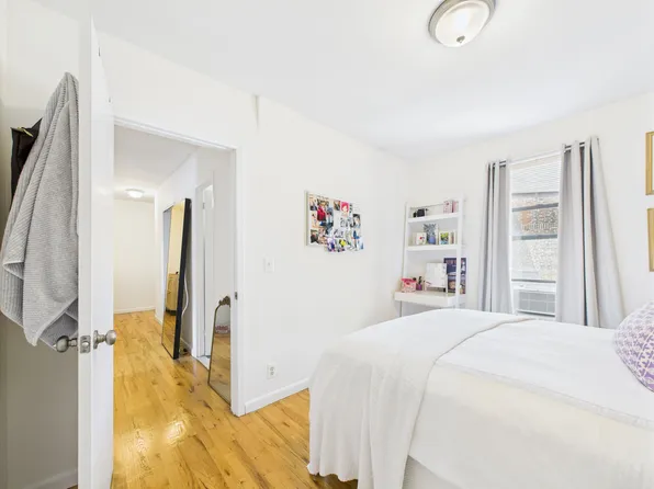 303 West 19th Street 63 image 3 of 6