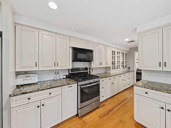4th image of 32 Ann Vinal Rd