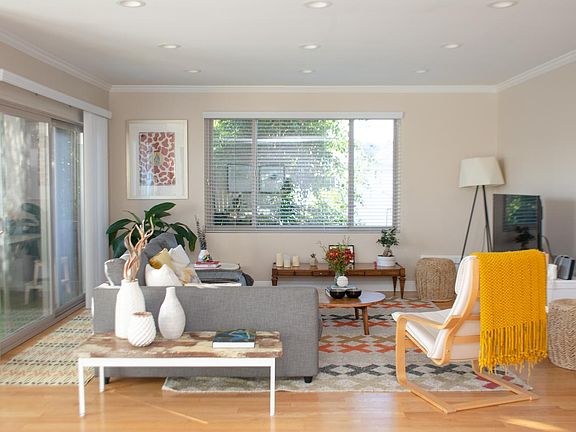 5th image of 913 19th St APT 5