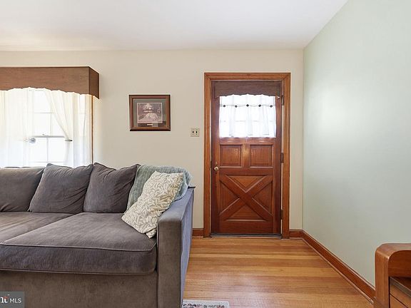 3rd image of 19 Norva Ave