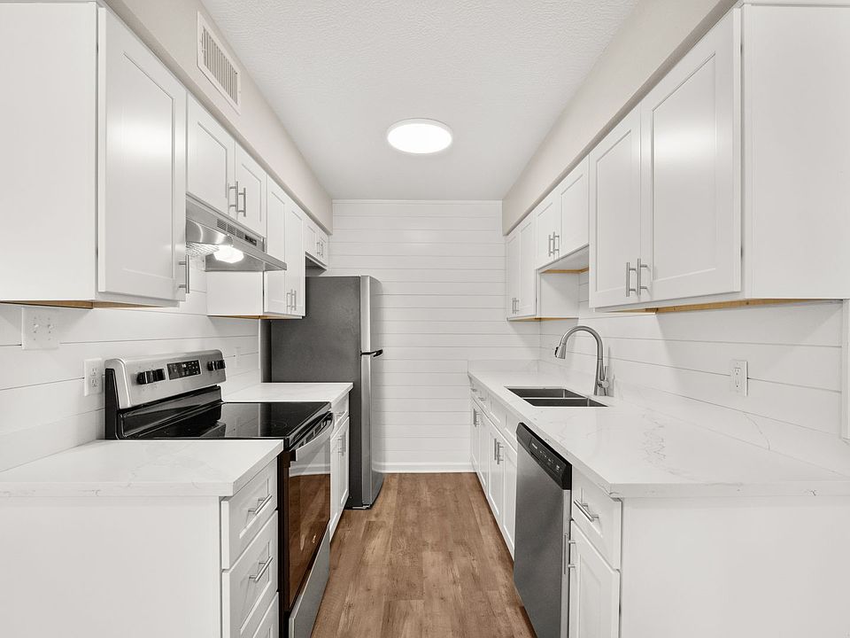 1st image of 270 Bruce Cir #6
