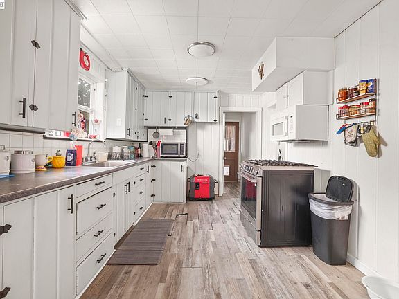 3rd image of 20 Kessler Ln