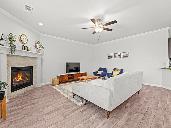 2nd image of 602 Dupont Ct