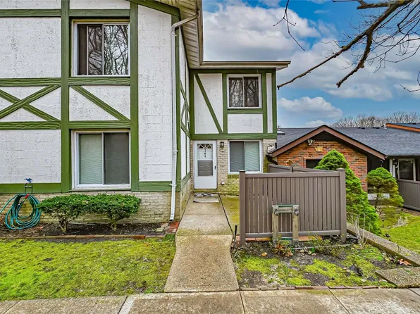 261 Brettonwoods Drive #261, Coram, NY 11727