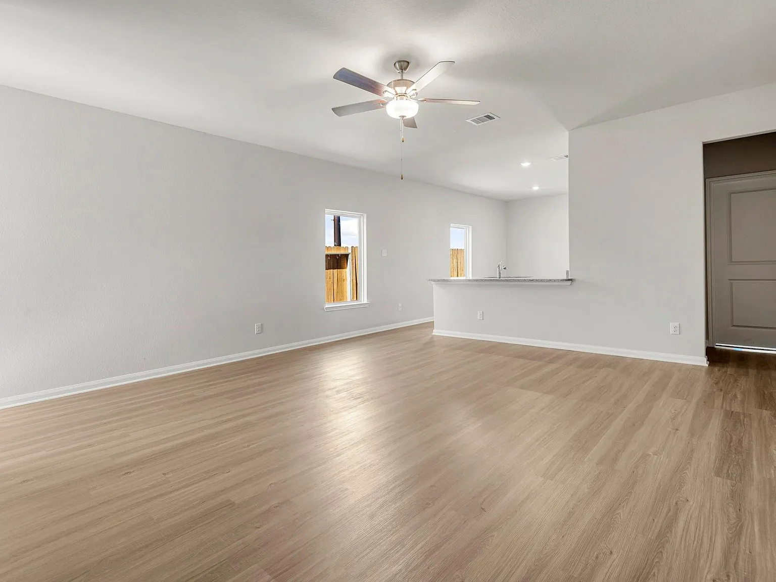 3 bed, 2.0 bath, 1260 sqft, $2,285 — Photo 3