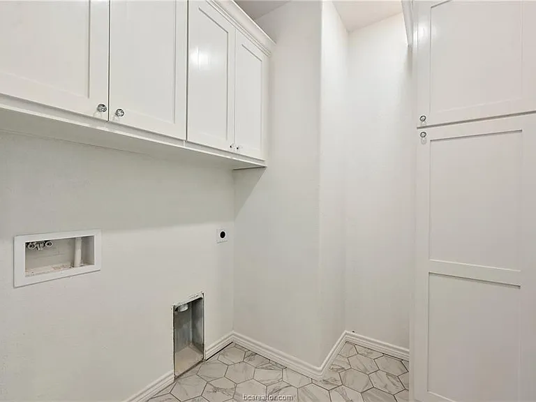 2900 Bombay Ct — Photo 16