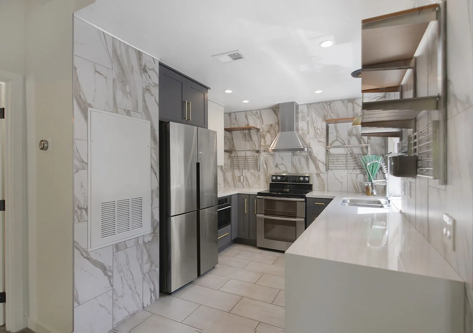 1 Bedroom Condo - Ritz Pointe! — Photo 4