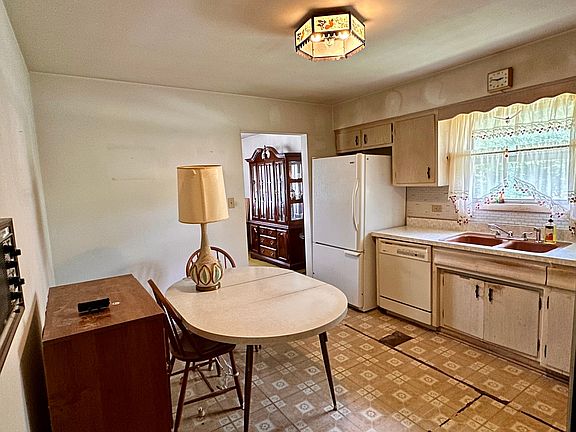 5th image of 1031 W 58th St