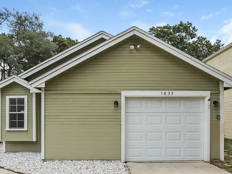 1833 Iroquois Dr — Photo 1