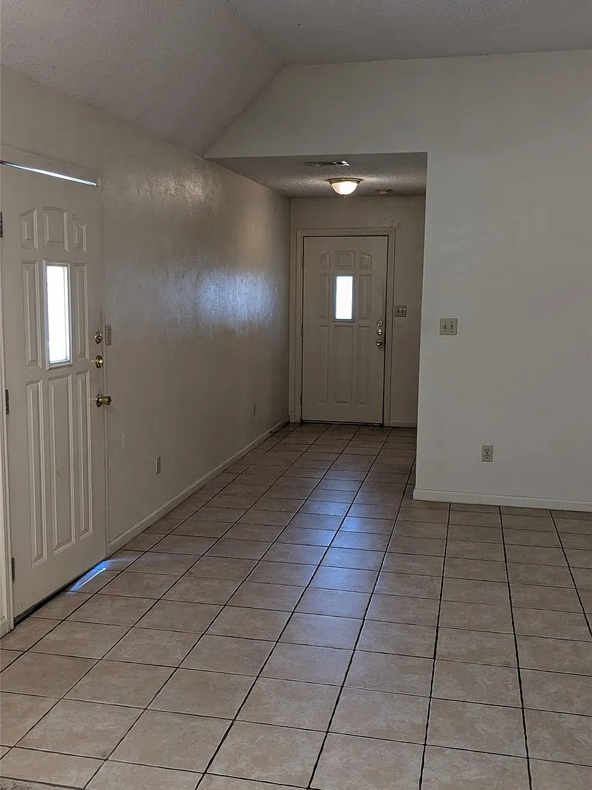 3 bed, 2.0 bath, 1100 sqft, $1,450 — Photo 3