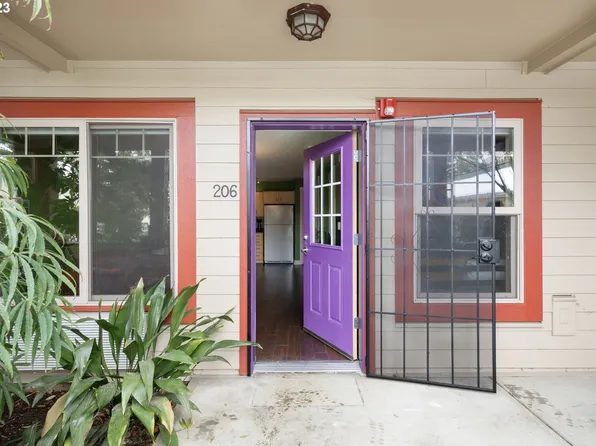 9817 NE Irving St APT 206, Portland, OR 97220
