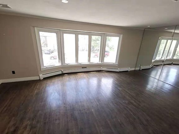 2nd image of 121 Rockville Ave #2