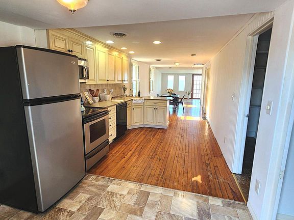 2nd image of 93 N River Dr