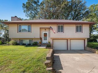 216 Redbud Ln, Council Bluffs, IA 51503