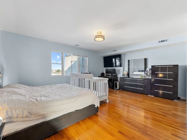 2881 Cropsey Avenue image 16 of 25