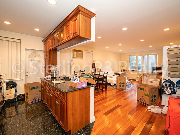 2nd image of 24-27 Crescent St #1