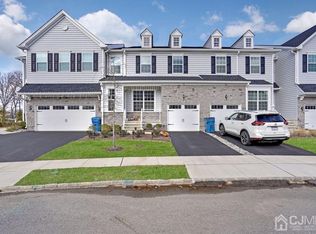 18 Periwinkle Dr, Monroe Township, NJ 08831