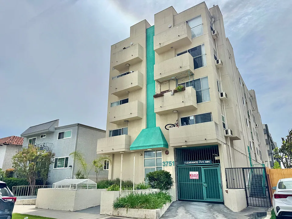 3751 Jasmine Ave