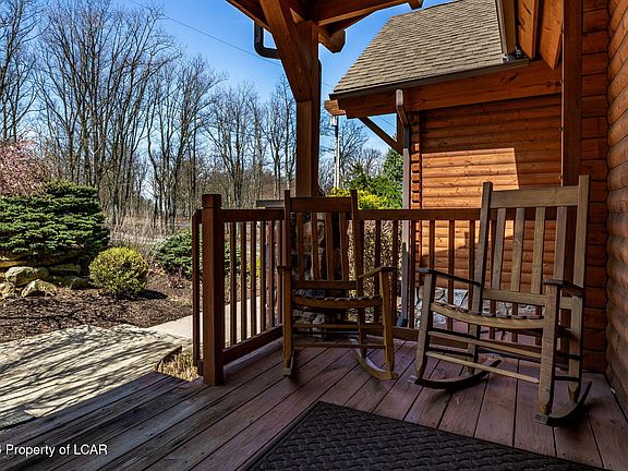 5th image of 18 Sugarloaf Ln