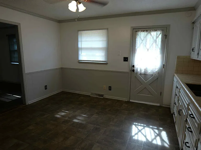 5016 Rosehill Dr — Photo 4