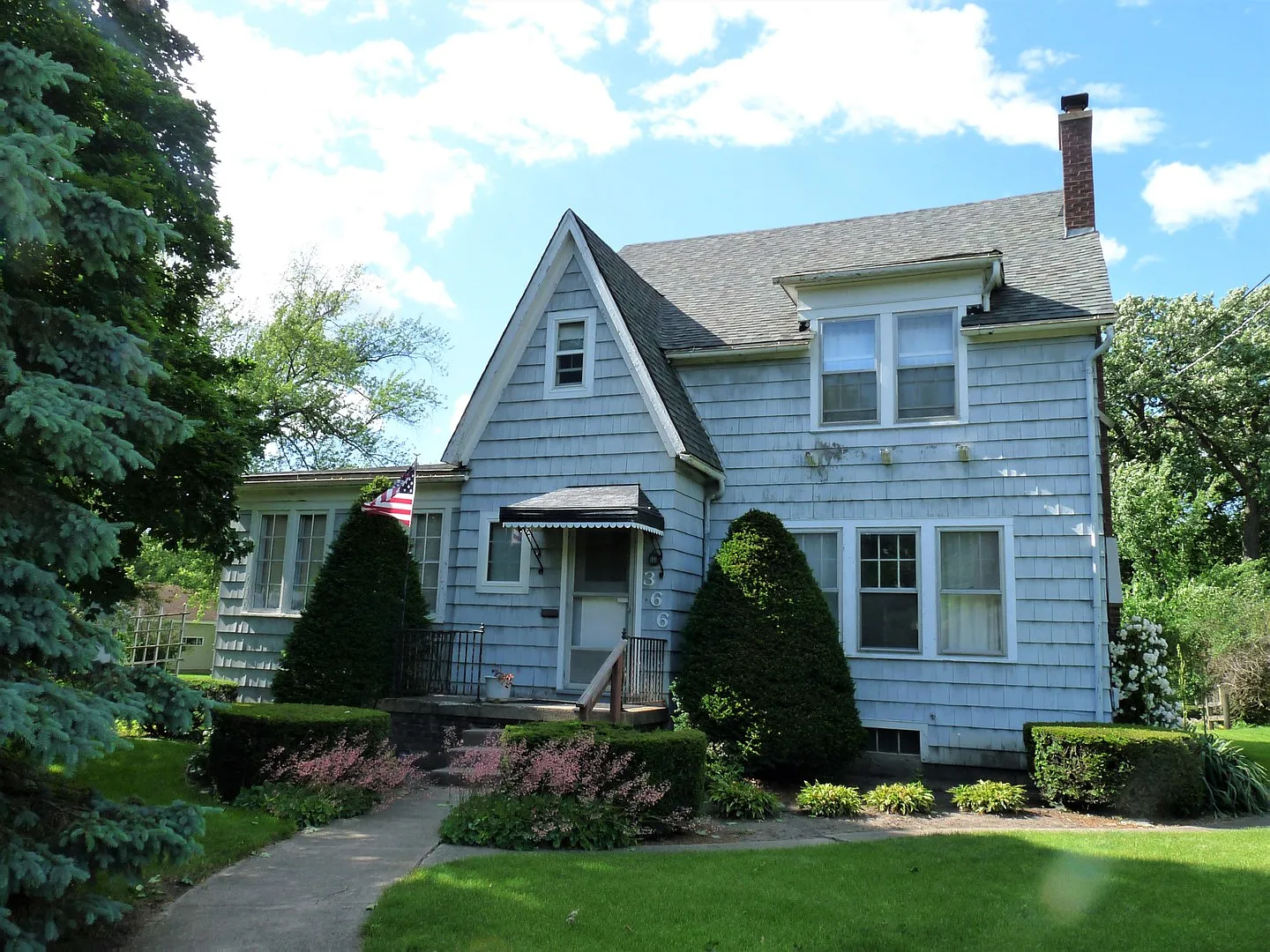 366 W Maple St photo 1