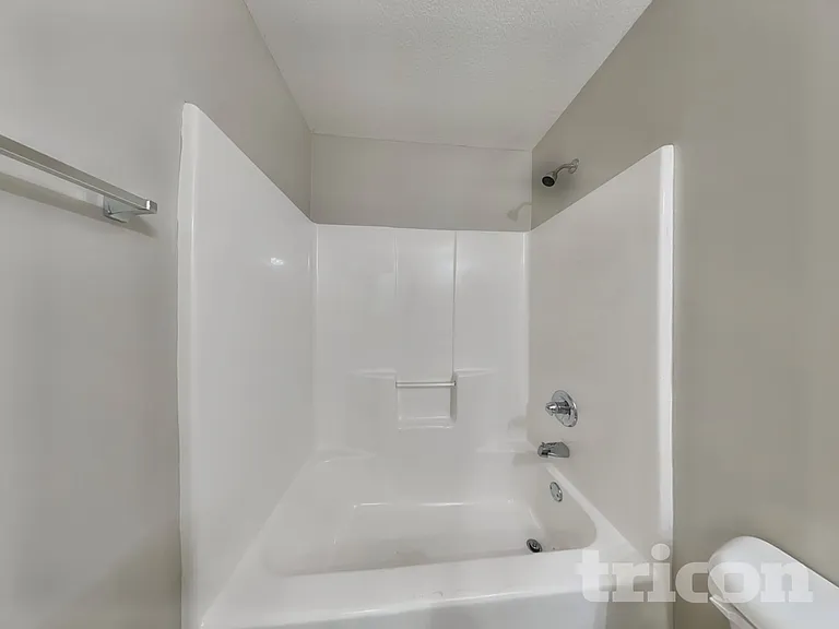 231 W Oak St — Photo 13