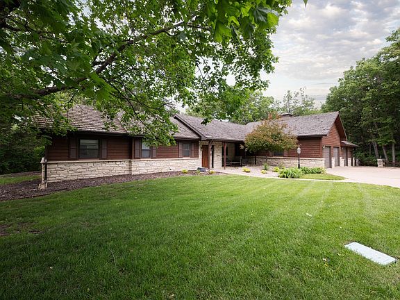 2nd image of 1001 Sycamore Ln