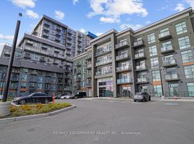 460 Dundas St E