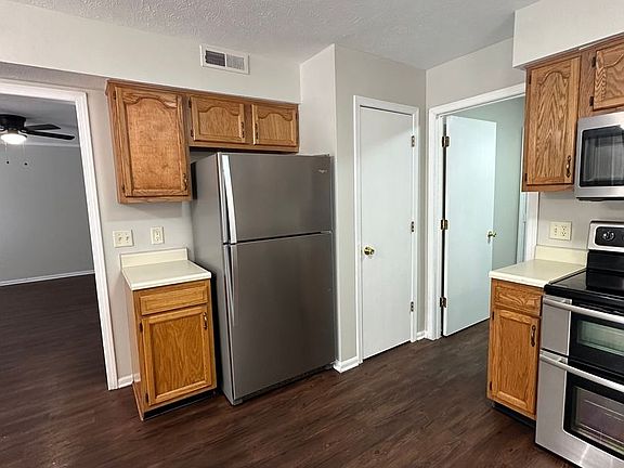 3rd image of 3611-3613 Thornhill Cir E