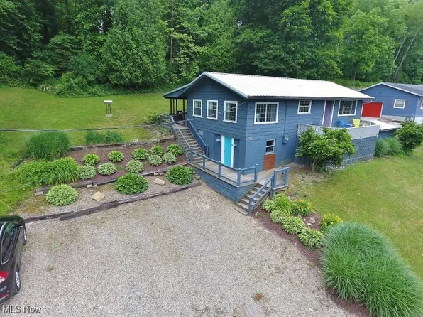 8520 Walnut St SW, Sherrodsville, OH 44675