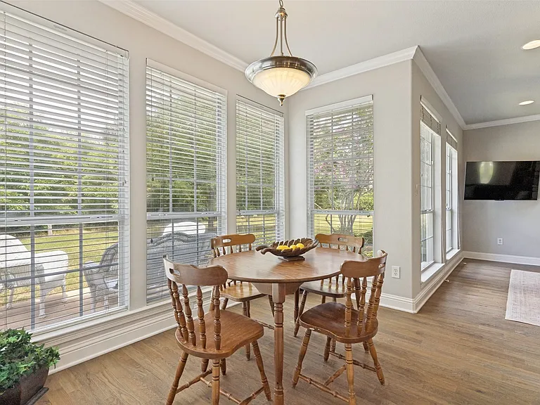 312 S Pearson Ln — Photo 5