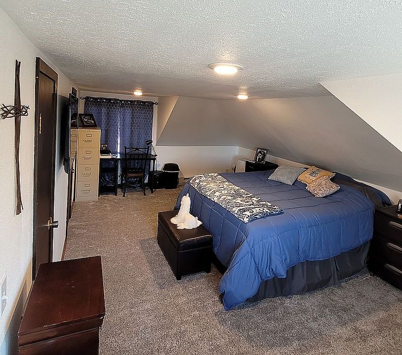 Upstairs master w/ 1/2 bath/walkincloset