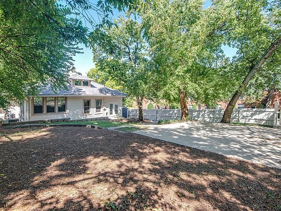 3rd image of 1801 Blair Blvd