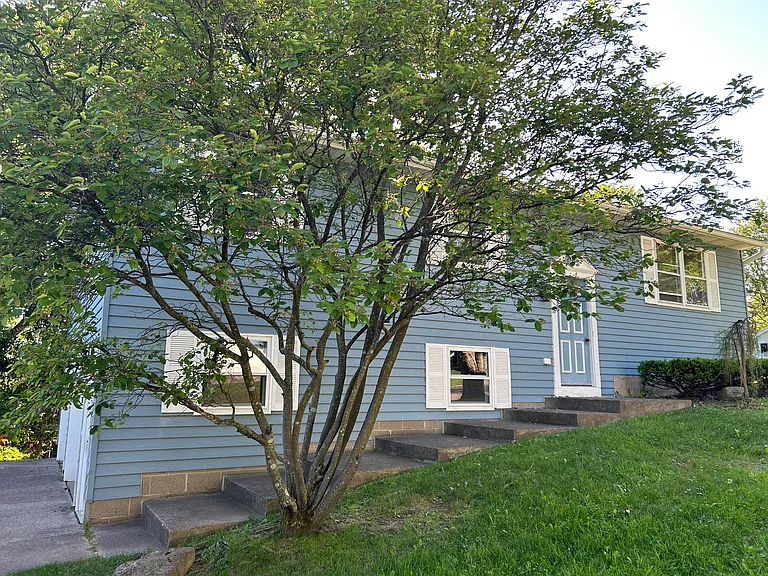 4704 Oakland St — Photo 1