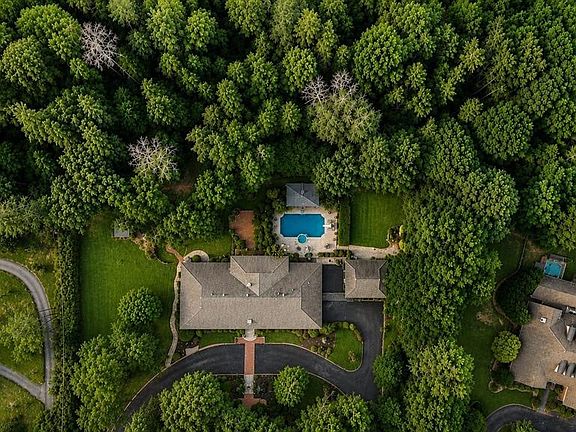 2nd image of 325 Lanham Cir