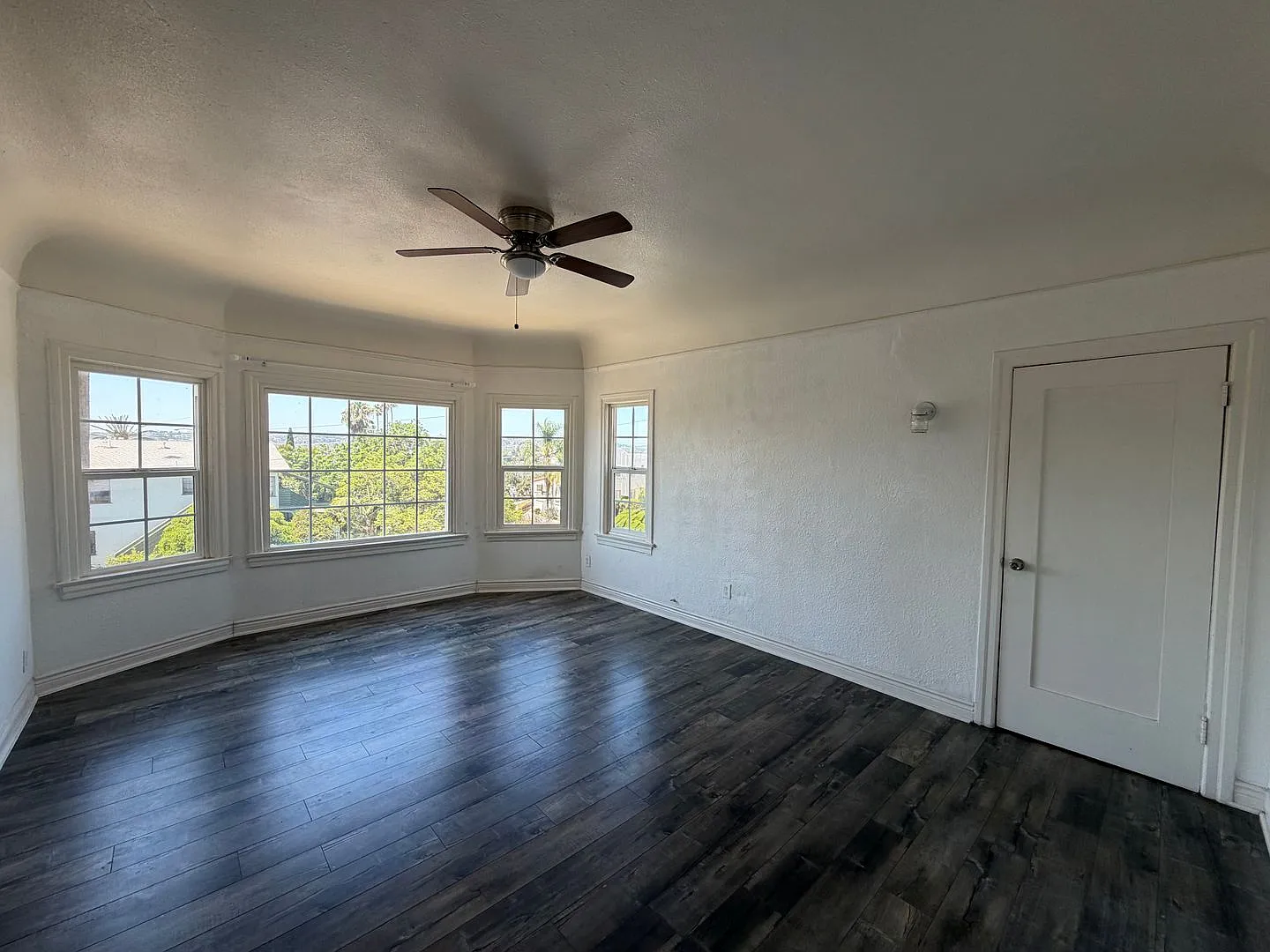 Mid-City Top Floor 2 Bedroom 1 Bath Gem — Photo 2