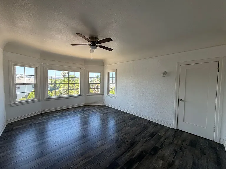 2616 Edgehill Dr — Photo 2