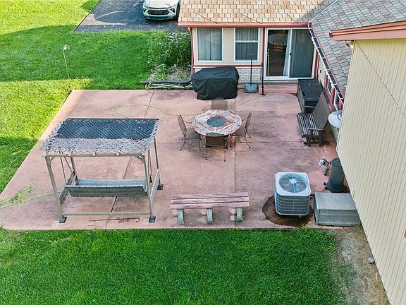 5th image of 2425 Greenlawn Dr