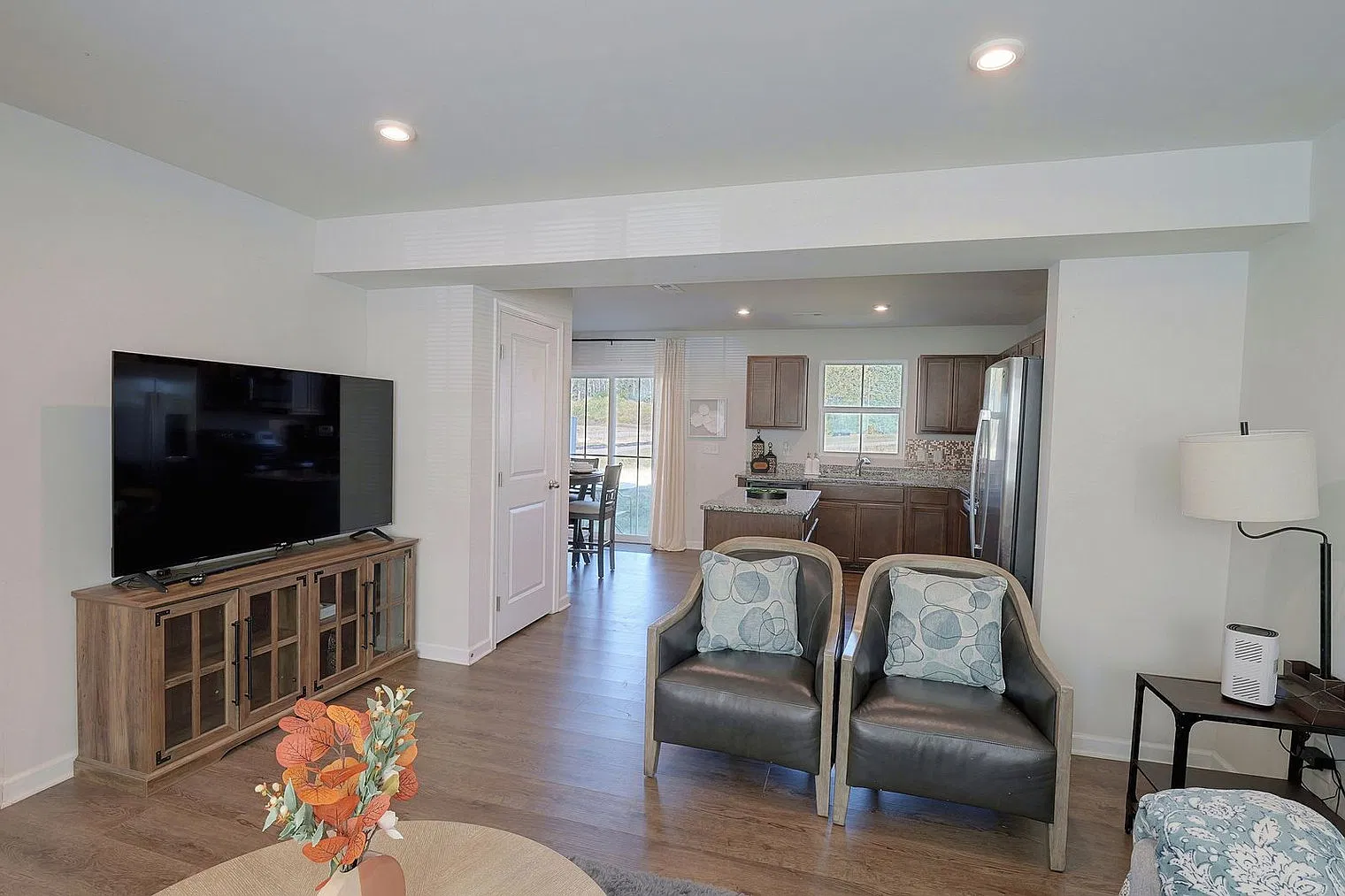 3 bed, 2.0 bath, 1216 sqft, $3,599 — Photo 2