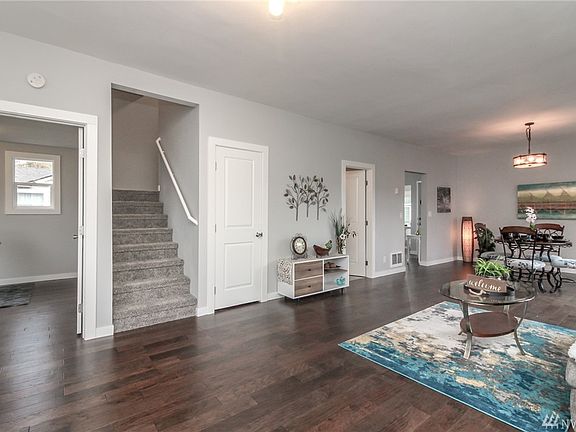 5th image of 916 2nd Ave NW