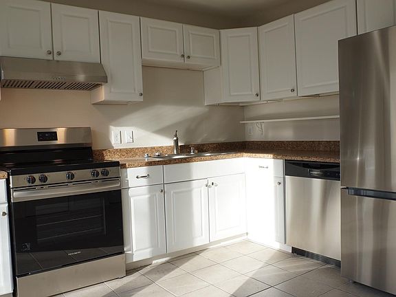 3rd image of 605 Madison Ct