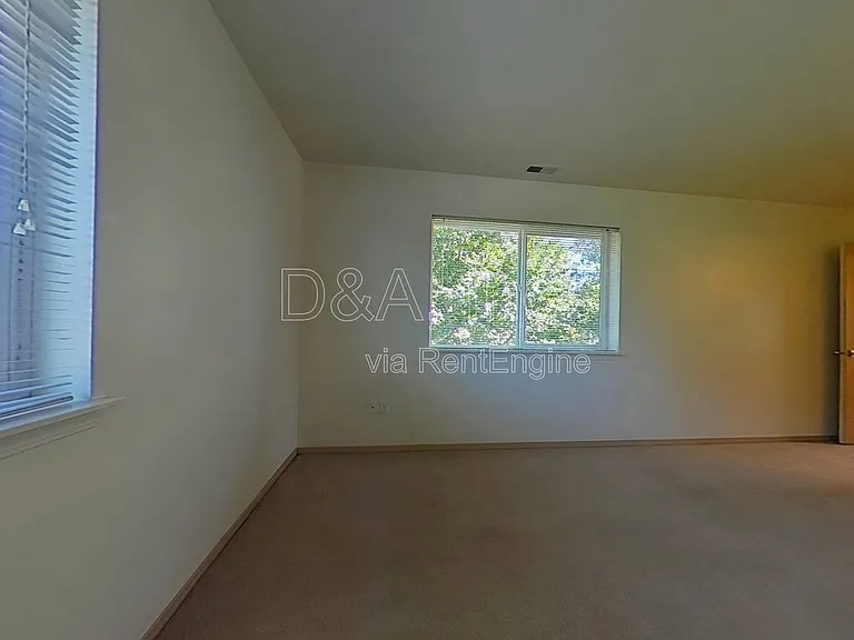 911 NW Anjni Cir — Photo 13