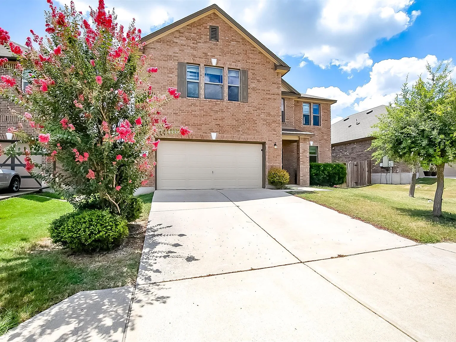 3 bed, 2.5 bath, 2336 sqft, $2,095 — Photo 2