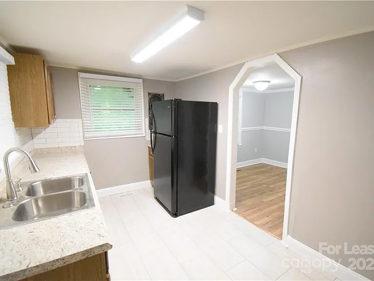 1077 Henderson St — Photo 8