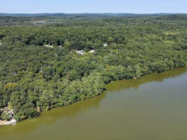 66 Westwood Dr, Sturbridge, MA 01566