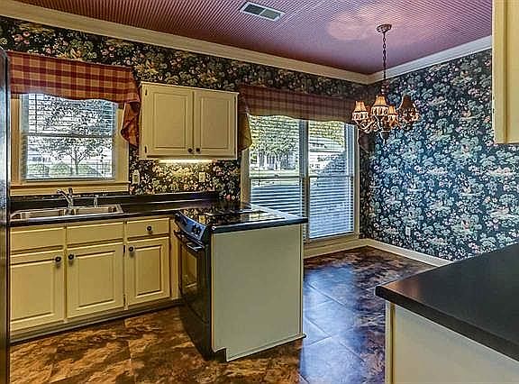 4th image of 116 College Hill Vlg
