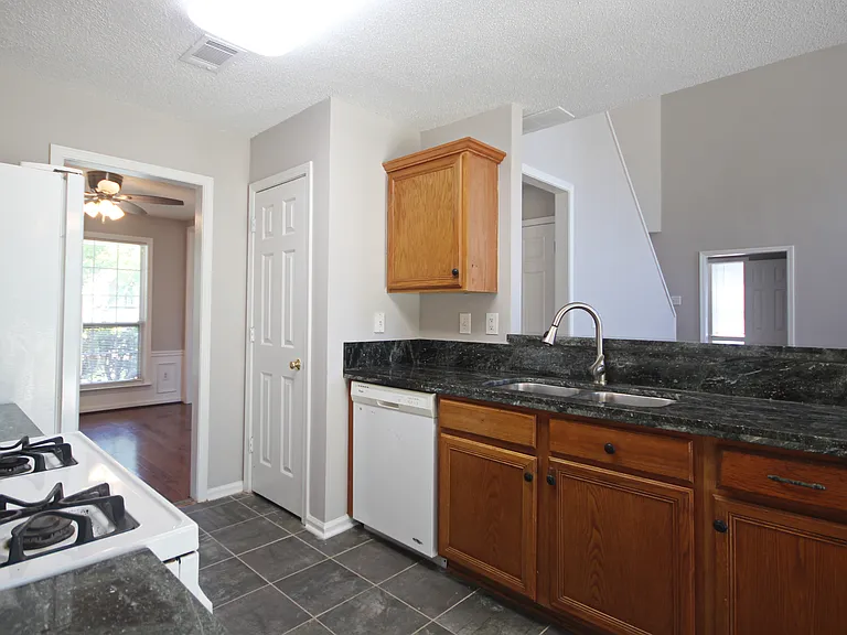 401 Bottesford Dr NW — Photo 9